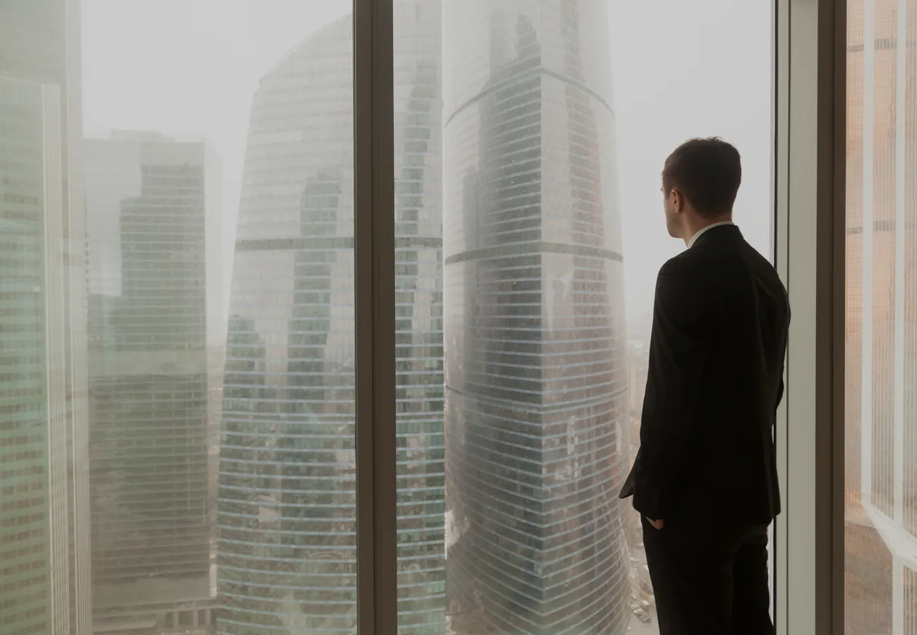 Executivo analisando o cenário da empresa