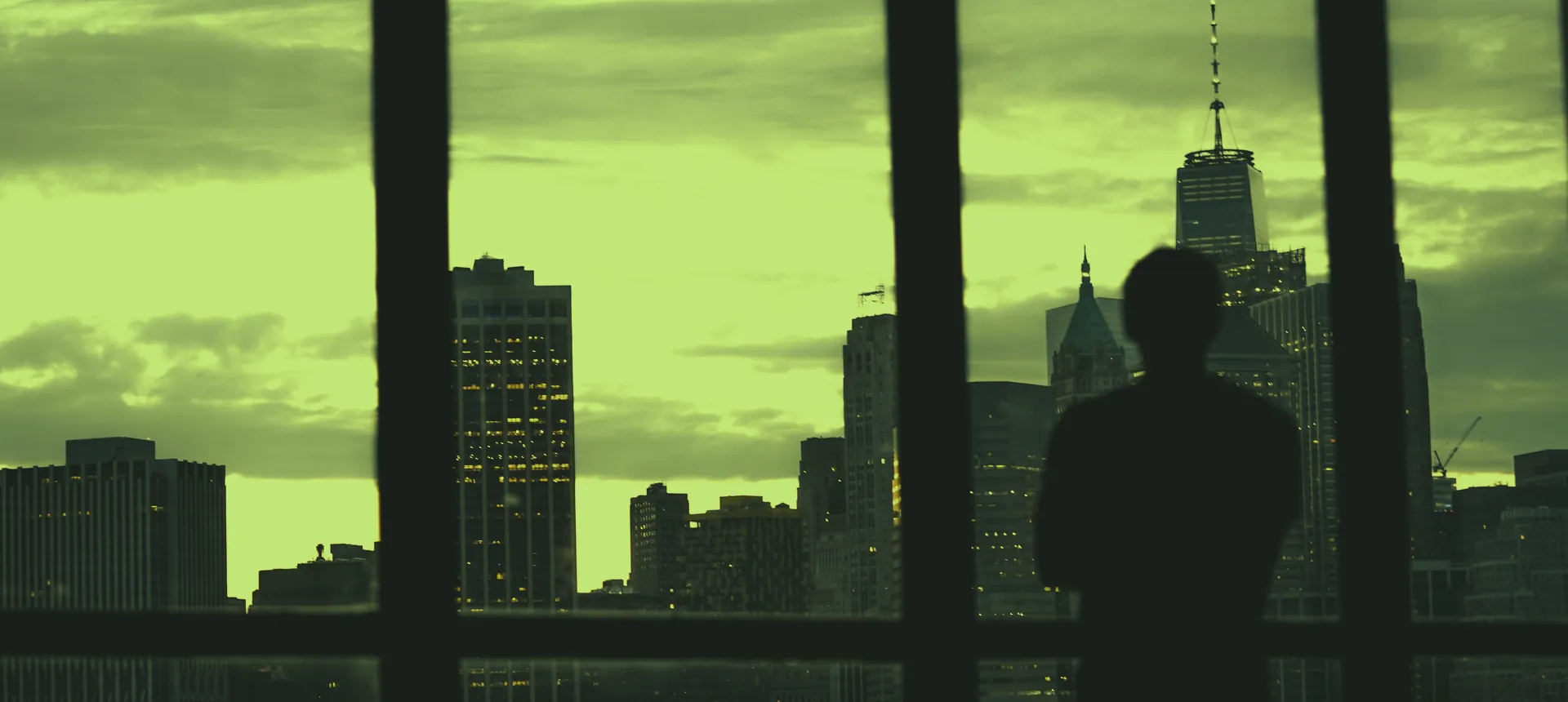 Executivo diante do skyline urbano